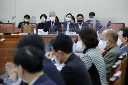 김용하(왼쪽)·김연명 민간자문위원회 공동위원장이 3일 오후 서울 여의도 국회 본관에서 열린 국회 연금개혁특별위원회 전체회의에 참석해 민간자문위의 연금개혁 방안 검토 내용을 보고하고 있다.<연합뉴스>